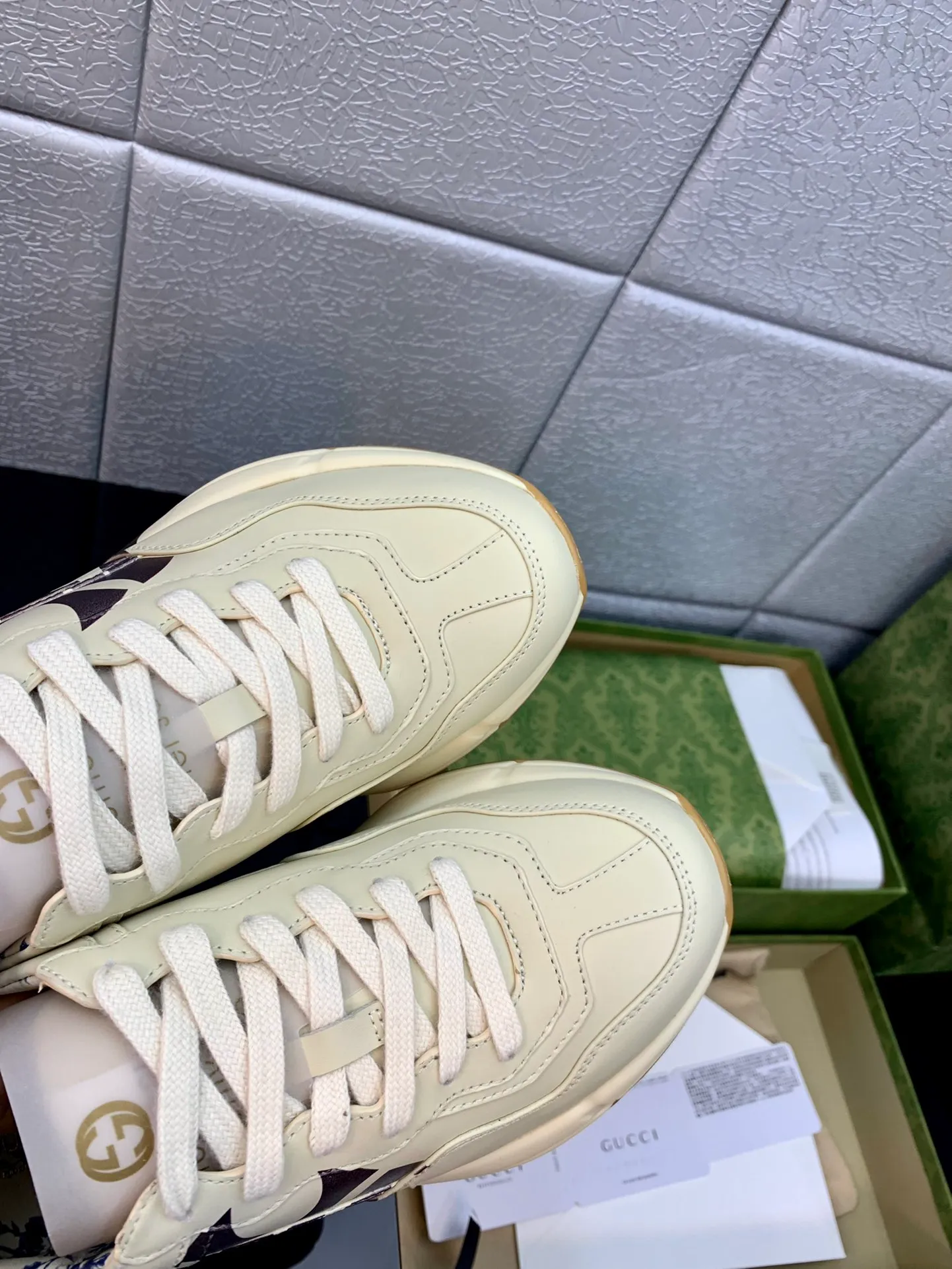 👟👟Ex-factory price 480👟👟 Gucci dad shoes for couples, distressed leather horn-shaped retro jogging shoes. The Balenciaga grandpa trend has subsided, ushering in GUCCI dad shoes, the trend leader in the fashion industry. The original shoes are molded and the original last is made by the Italian handmade foundry! [Gucci original dad shoes] Original surface: imported calfskin! Lining: Grade A hybrid lambskin! Outsole: The highest restoration sole. TPU material plus wear-resistant foam (anti-wear cushioning) ivory leather has been processed with an old-fashioned effect. The sole is 5cm high! The comfort level is excellent, killing all high-end versions on the market! Original logo outsole! 👣Size: Women’s size 35-40. Men's size 38-45. Women's heel with 🈚️logo! Men's heel with 🈶️logo!